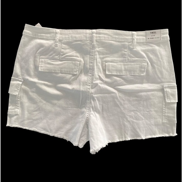 Tinsel Plus Size Raw Hem Hi-Rise Cargo Shorts White NWT Size 20W - Picture 2 of 7